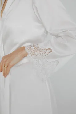 Bata de mujer Ivette Bridal corta satinada en blanco