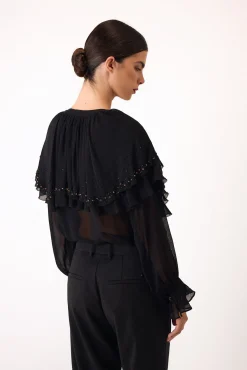 Blusa bordada capa