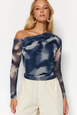 Blusa con cuello asimétrico