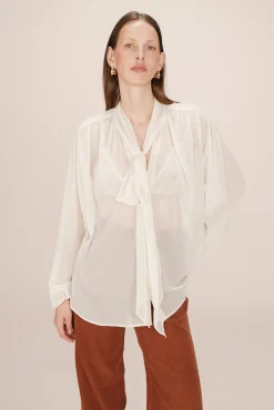 Blusa fluida con lazada