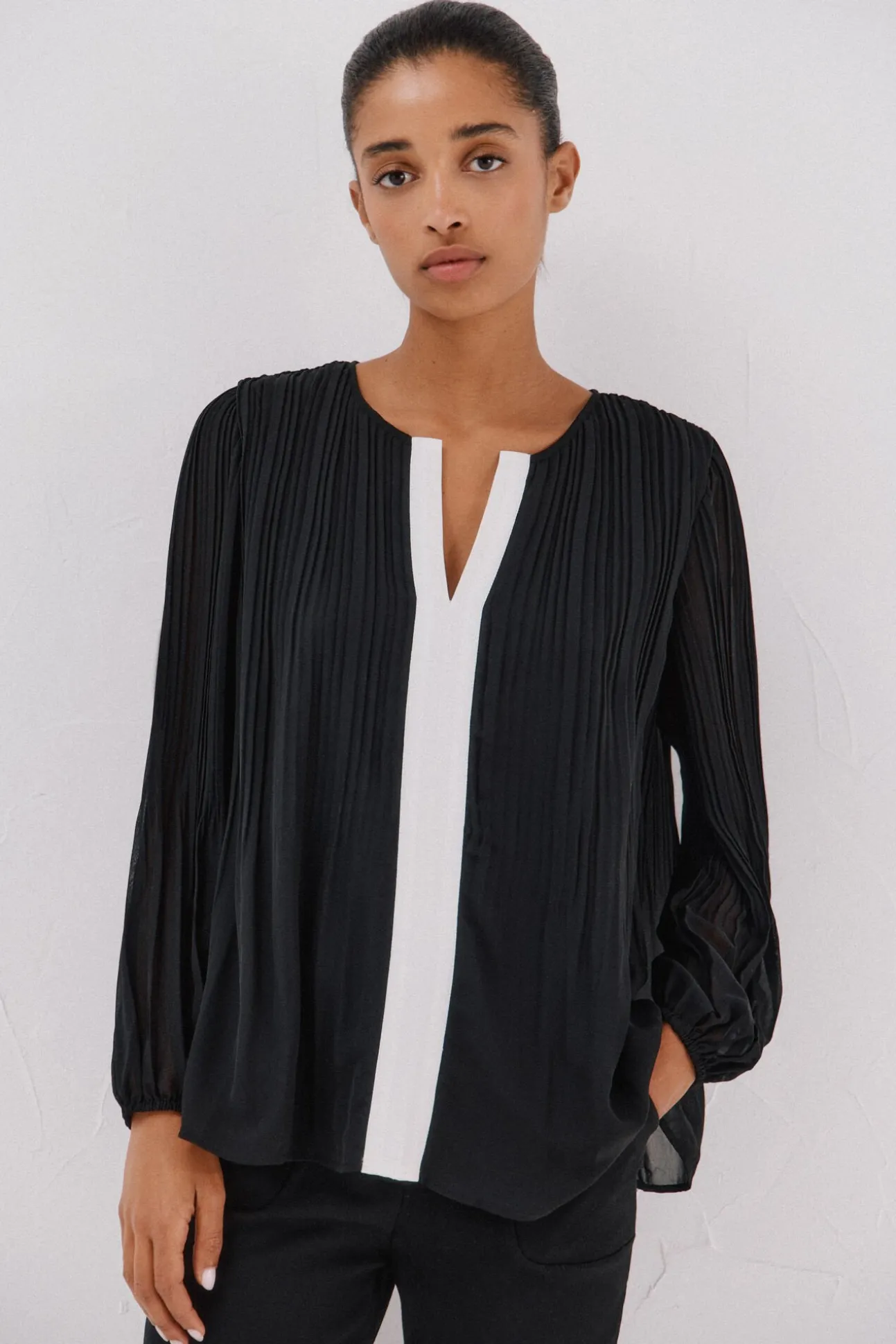 Blusa plisada contraste