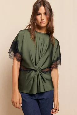 Blusa satinada encajes