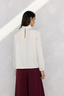 Blusa satén cuello subido