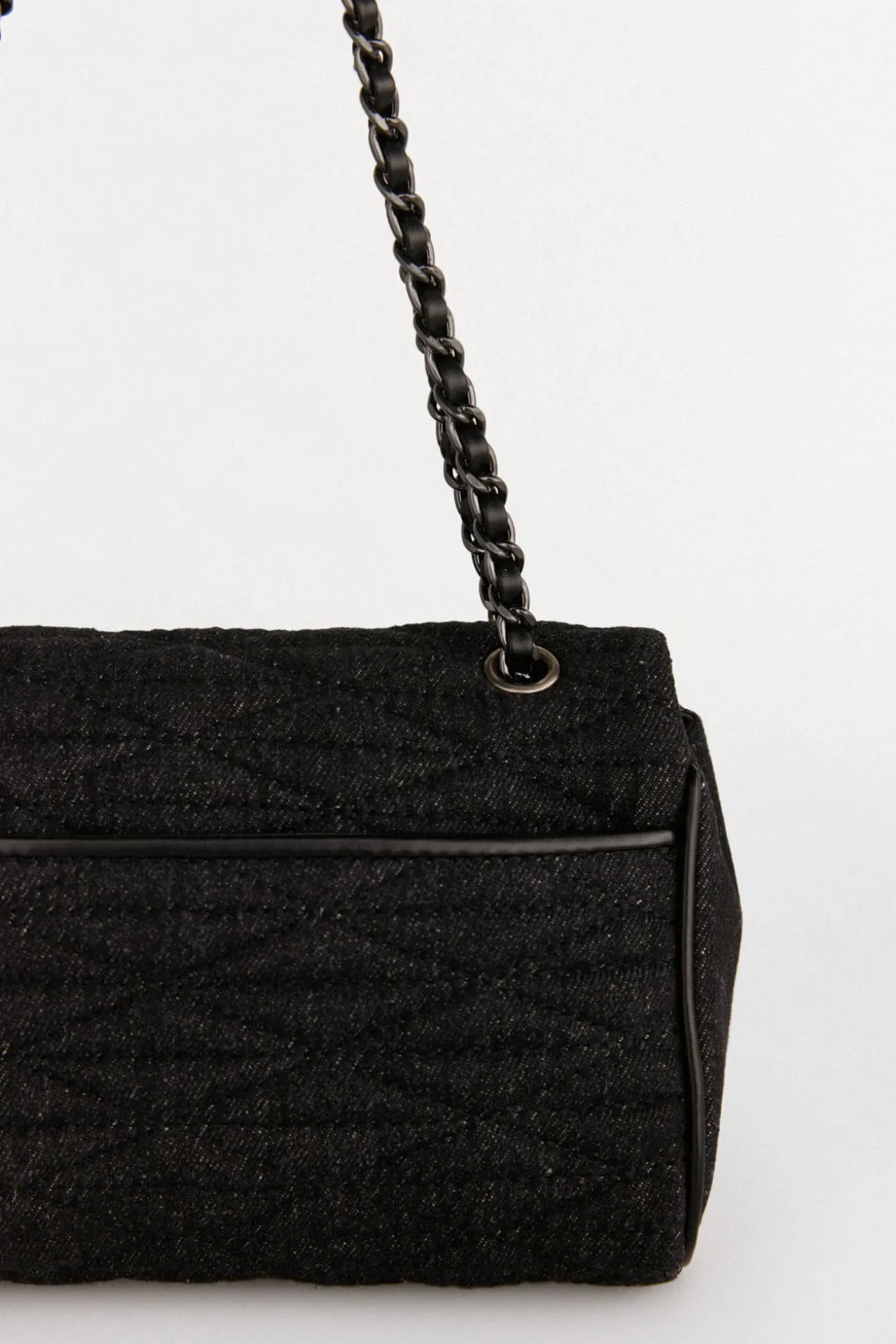 Bolso bandolera acolchado con cadena