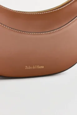 Bolso bandolera ovalado de piel