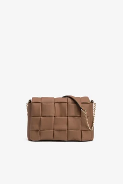 Bolso con solapa de trama
