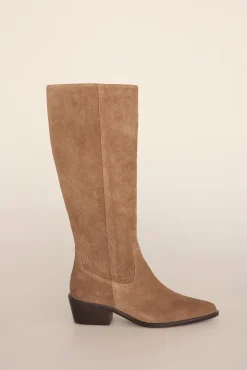 Bota alta estilo hípica con tacón bajo en serraje
