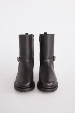 Botin plano de piel con hebilla de logo