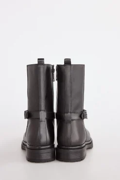 Botin plano de piel con hebilla de logo