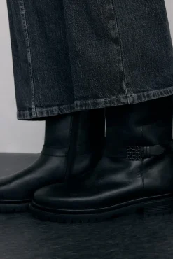 Botin plano de piel con hebilla de logo
