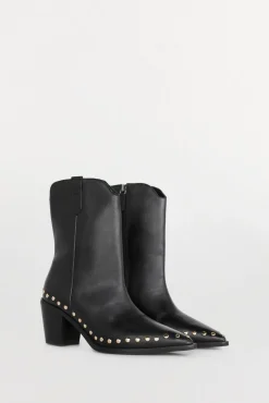 Botin tacón con tachas en piel