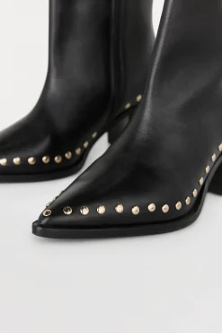Botin tacón con tachas en piel