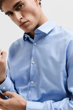 Camisa formal de vestir Slim Fit confeccionada con algodón orgánico.