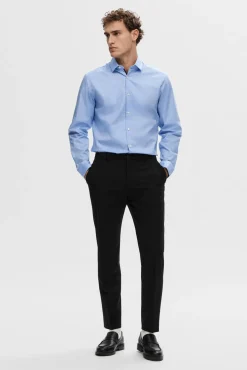 Camisa formal de vestir Slim Fit confeccionada con algodón orgánico.