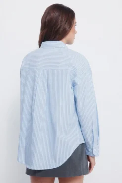 Camisa oversized bolsillo parche