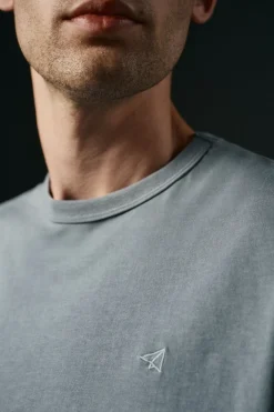 Camiseta básica con bordado avión