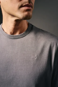 Camiseta básica con bordado avión