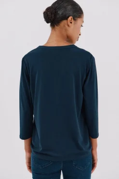 Camiseta básica escote mão