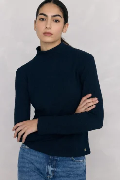 Camiseta cuello alto arrugada