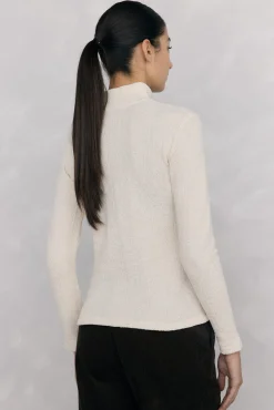 Camiseta cuello alto arrugada