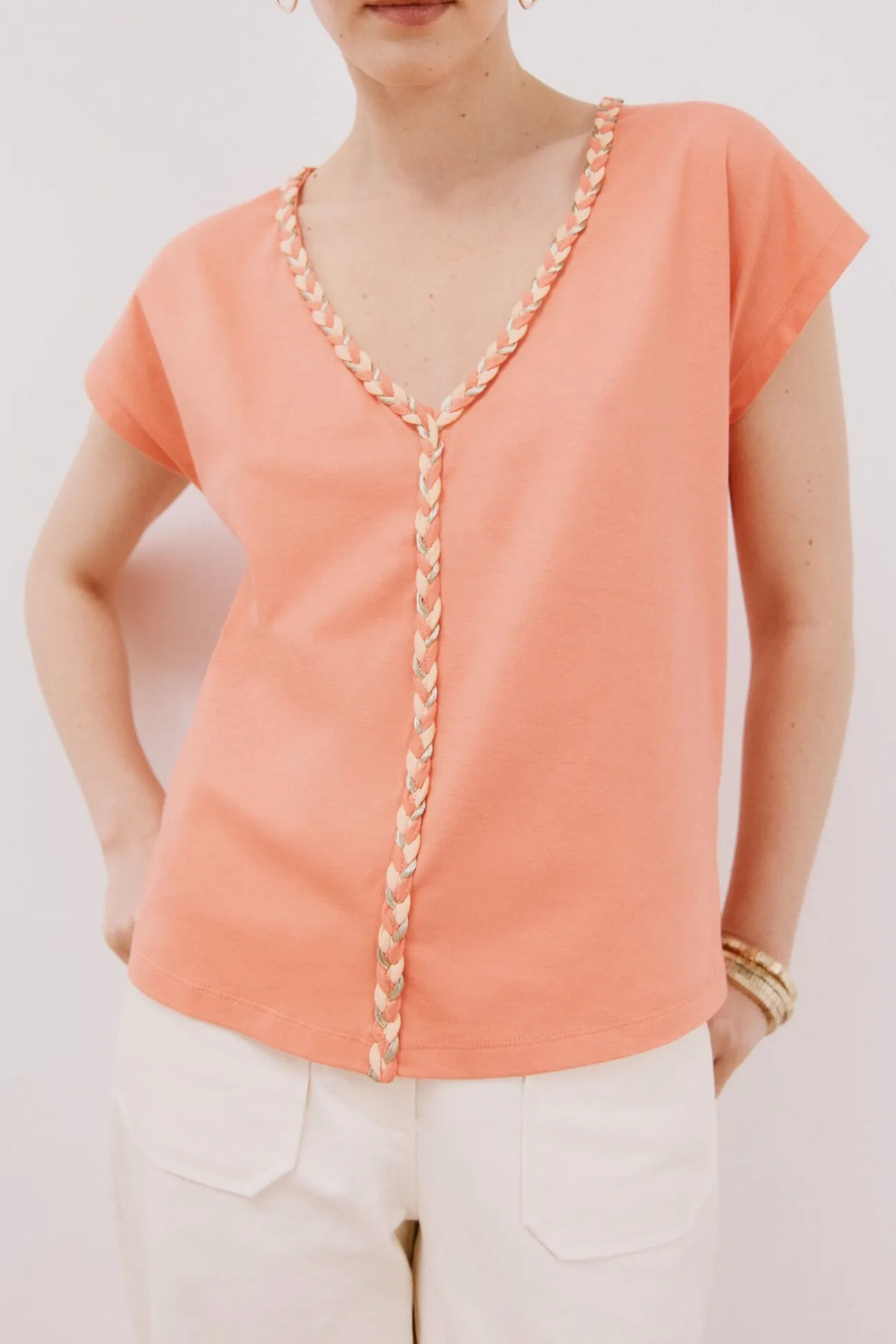 Camiseta cuello pico trenza