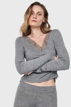 Camiseta termal cuello pico con encaje