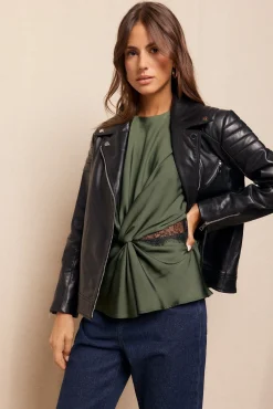 Cazadora biker de napa con acolchado en hombros