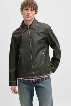 Cazadora estilo biker