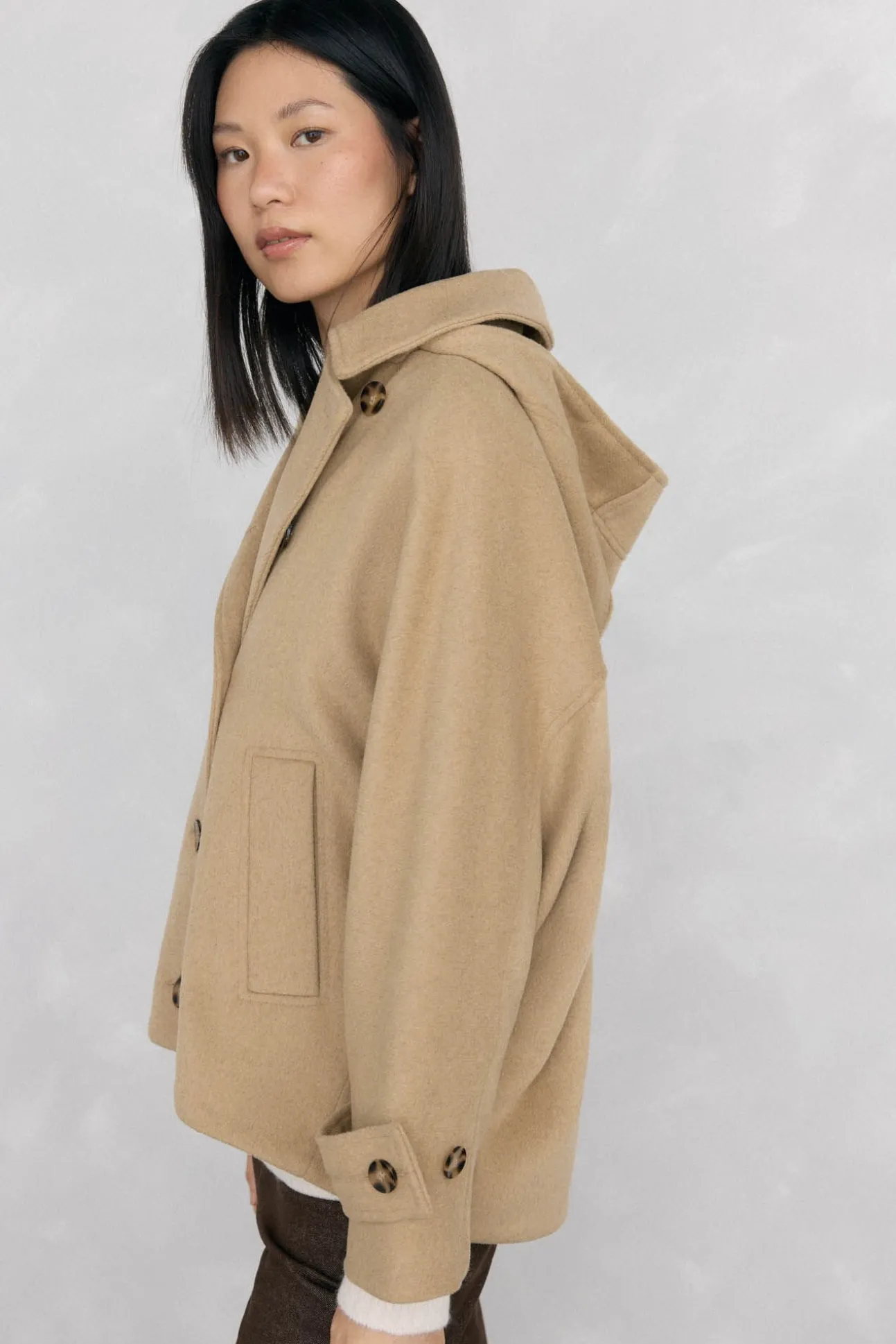 Cazadora tipo capa capucha