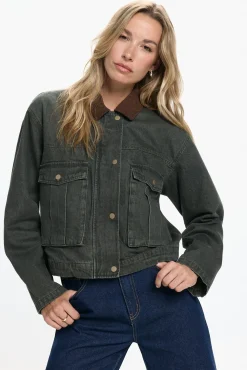 Chaqueta corta cuello contraste