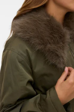 Chaqueta corta cuello de pelo