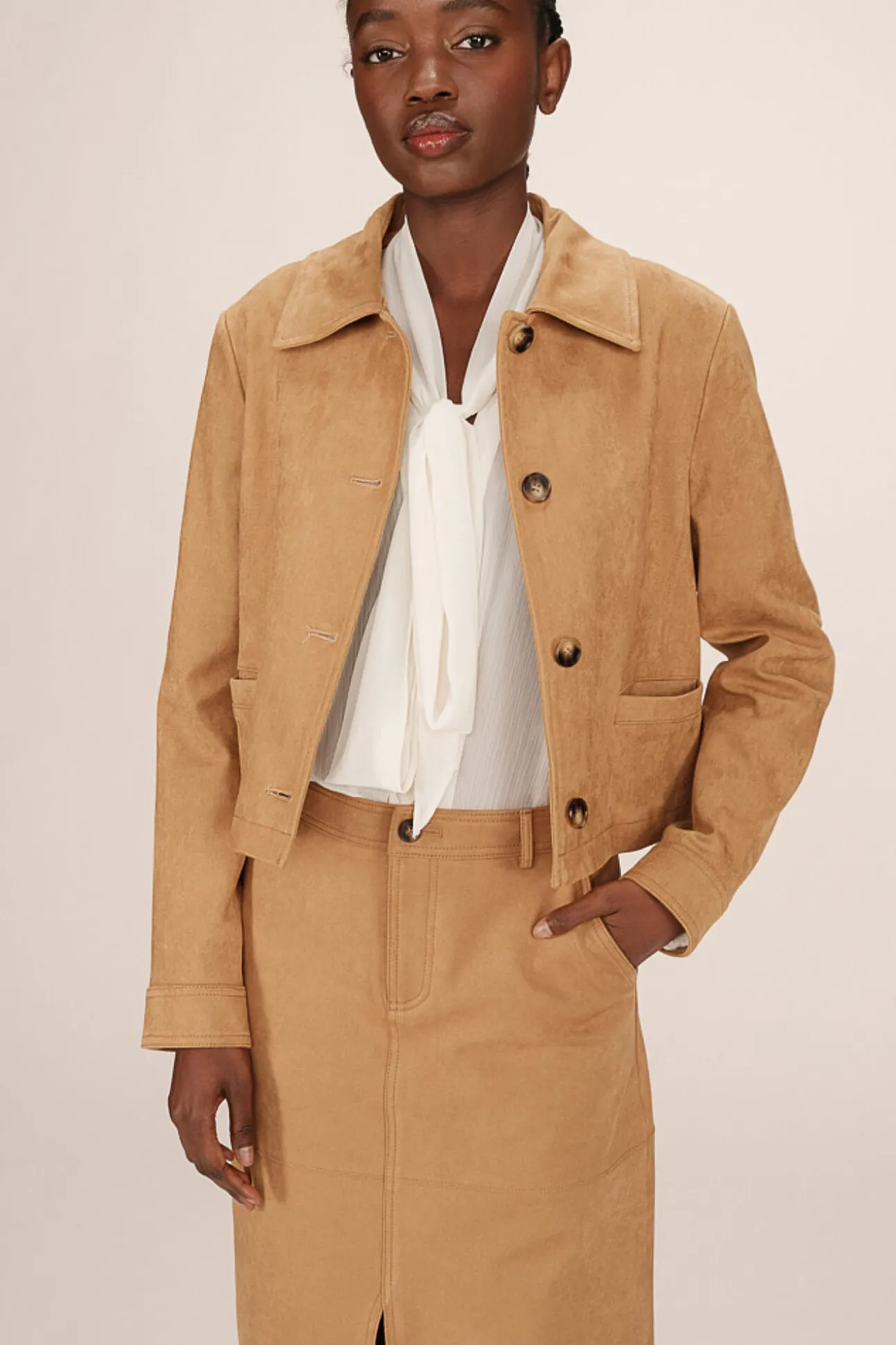 Chaqueta corta de ante sintético