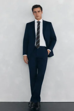 Conjunto de corbata, pantalón y camisa