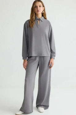 Conjunto top y pantalón con cuello polo gris