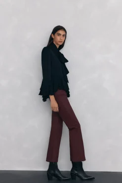 Jeans efecto cuero flare cropped basic