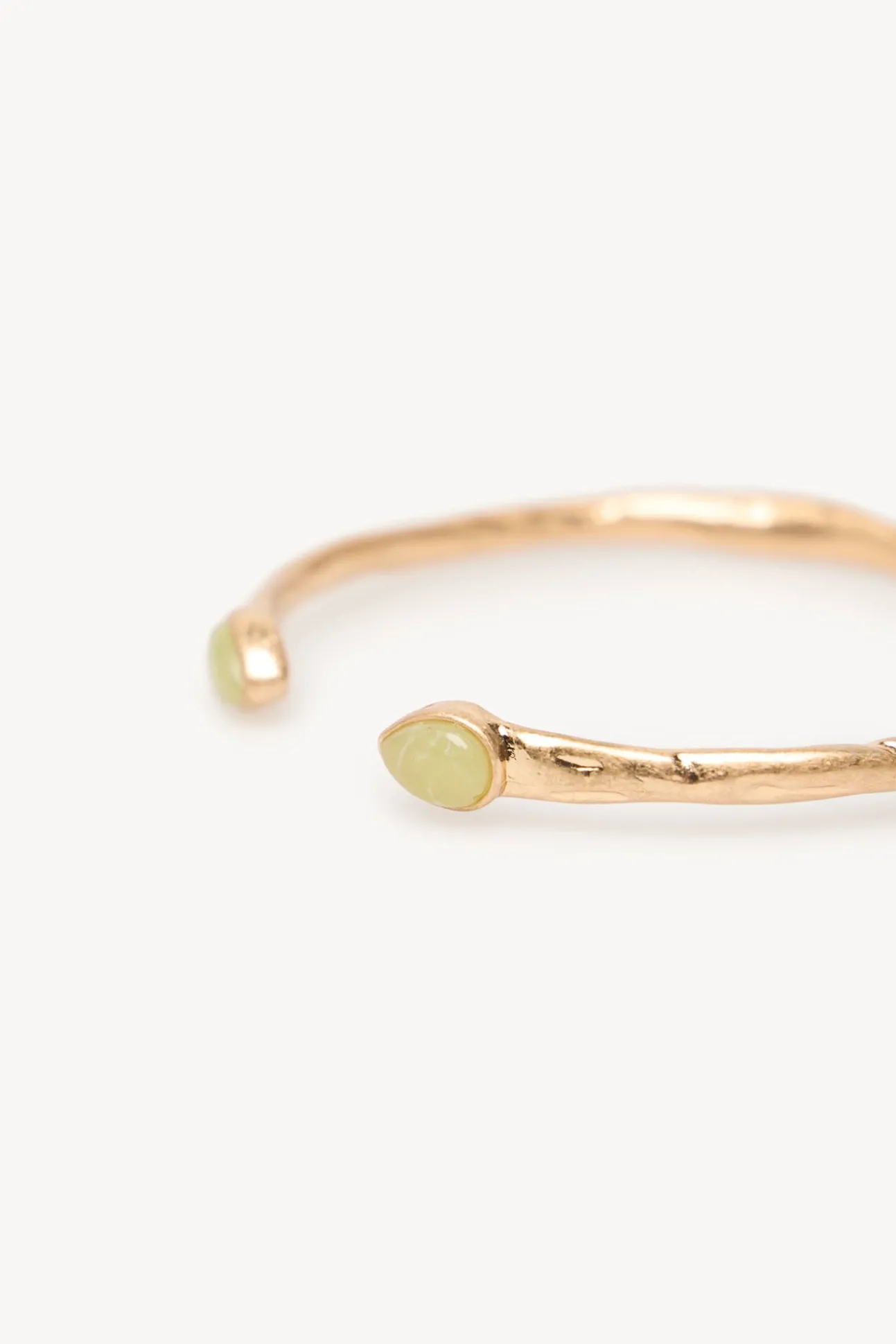 Leslie. Brazalete piedra bañado en oro