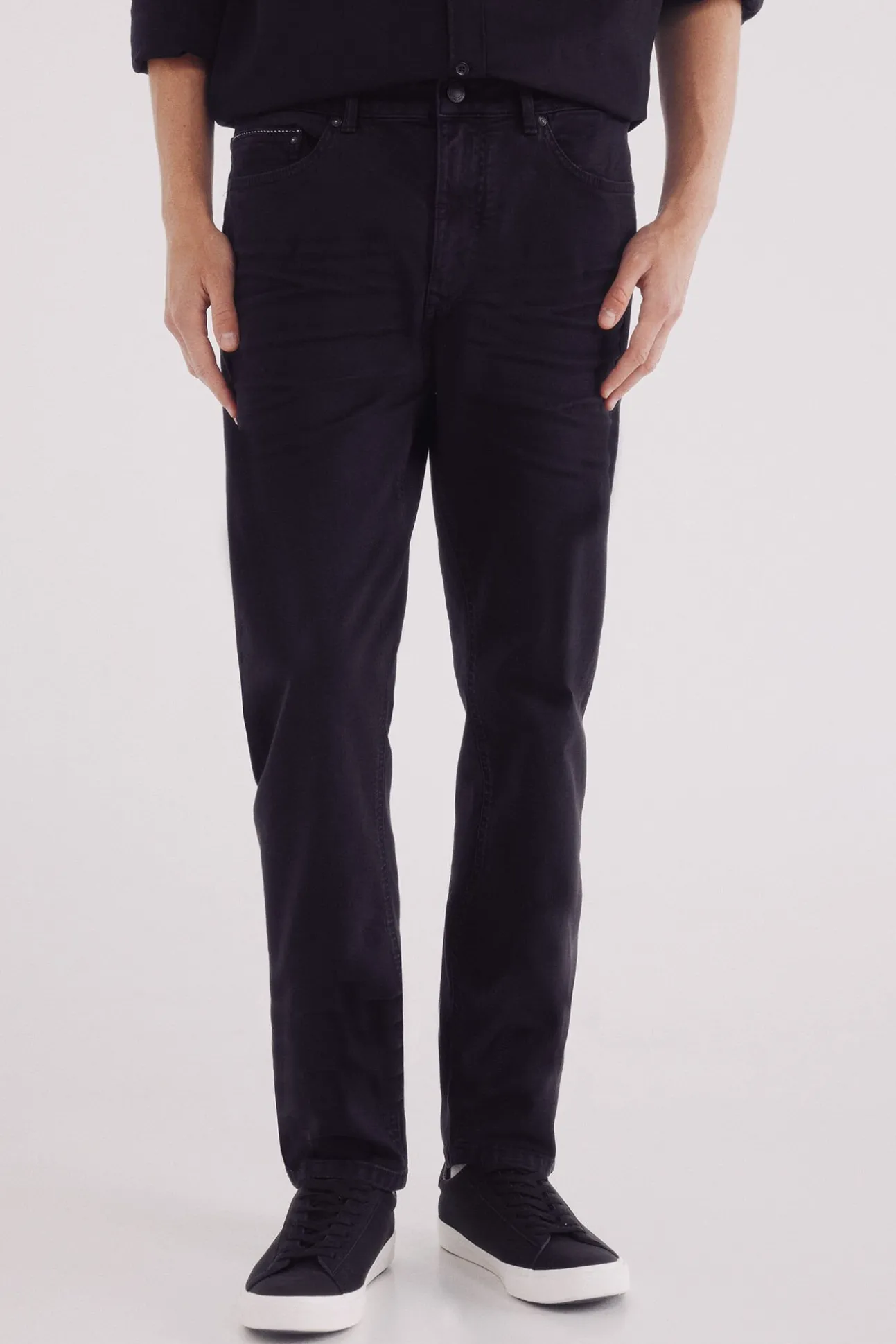 Pantalón 5 bolsillos color slim fit