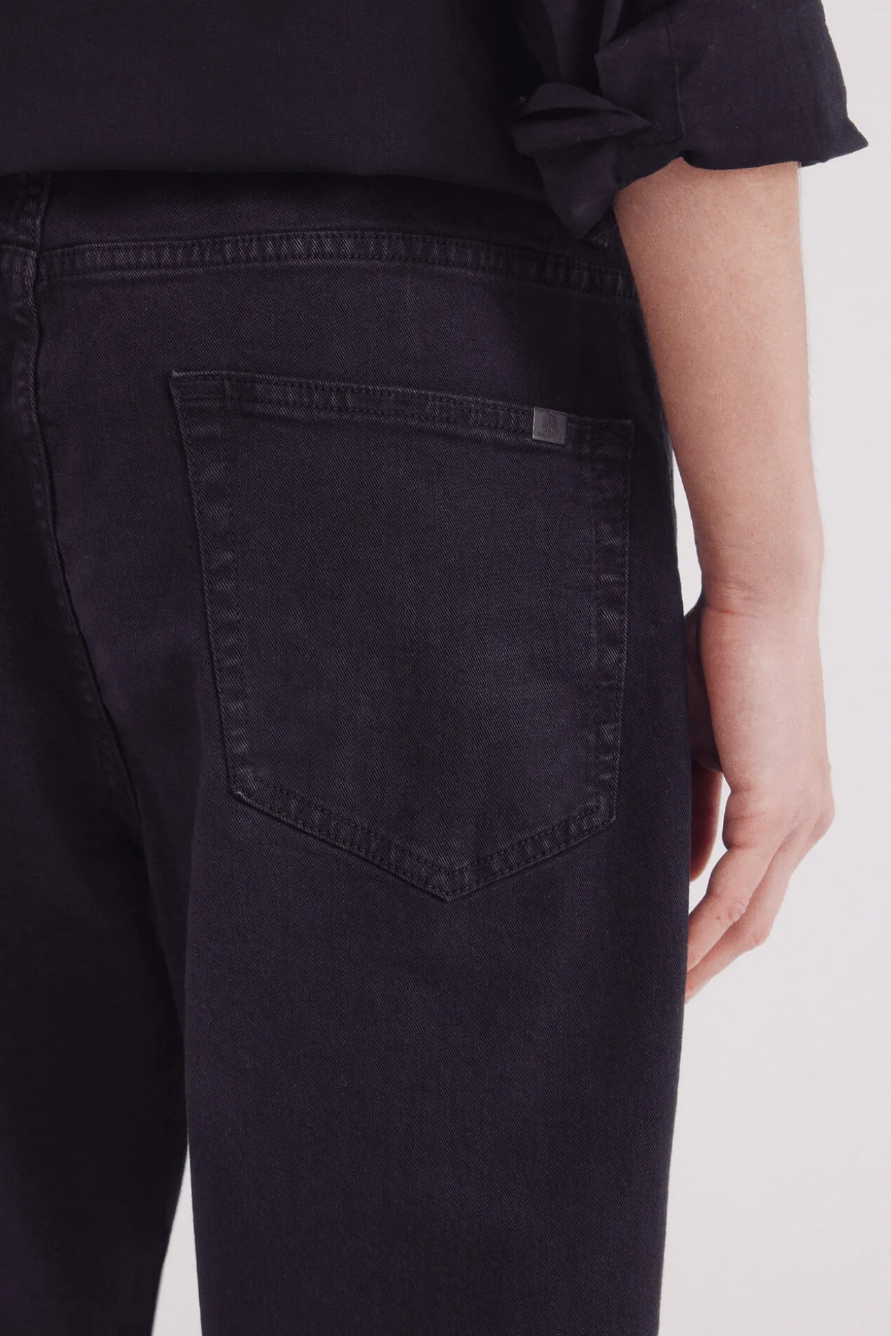 Pantalón 5 bolsillos color slim fit