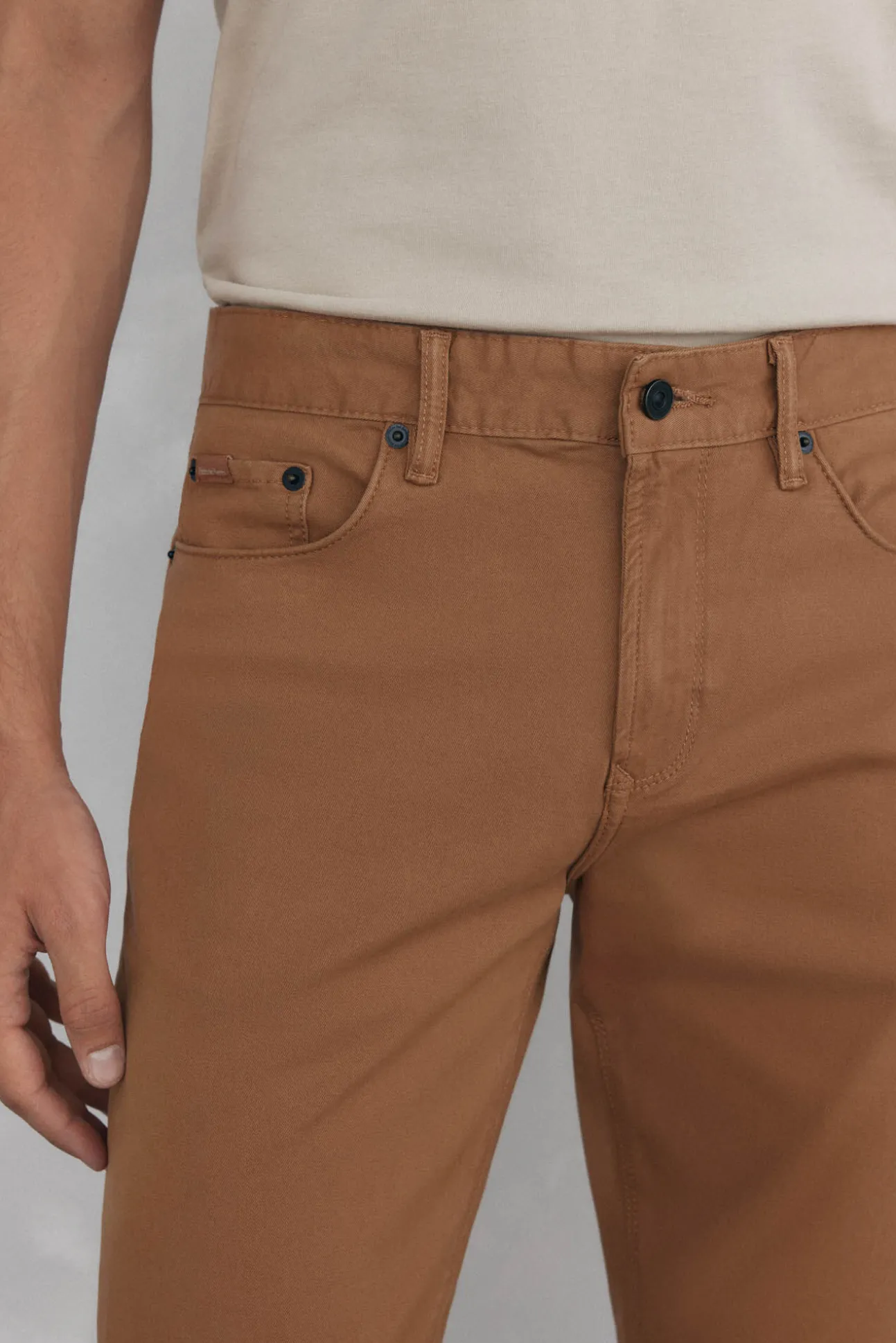 Pantalón 5 bolsillos color slim fit