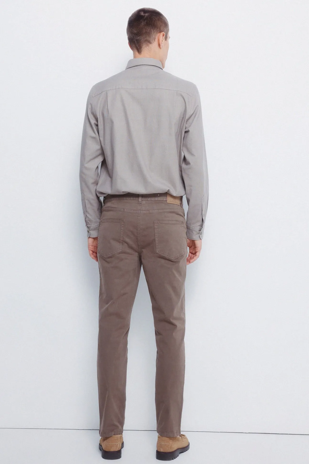 Pantalón 5 bolsillos color slim fit