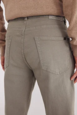 Pantalón 5 bolsillos color slim fit
