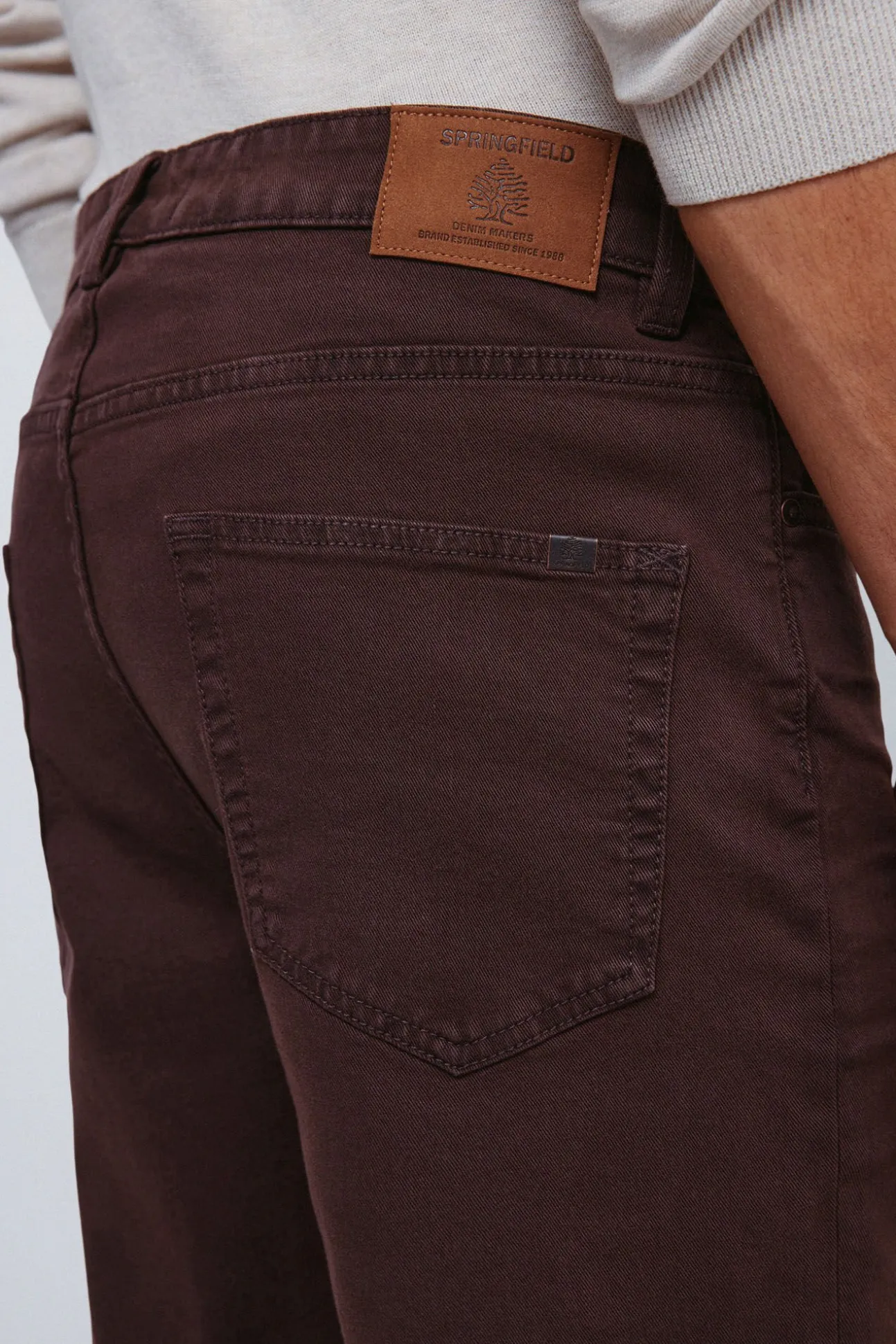 Pantalón 5 bolsillos color slim fit