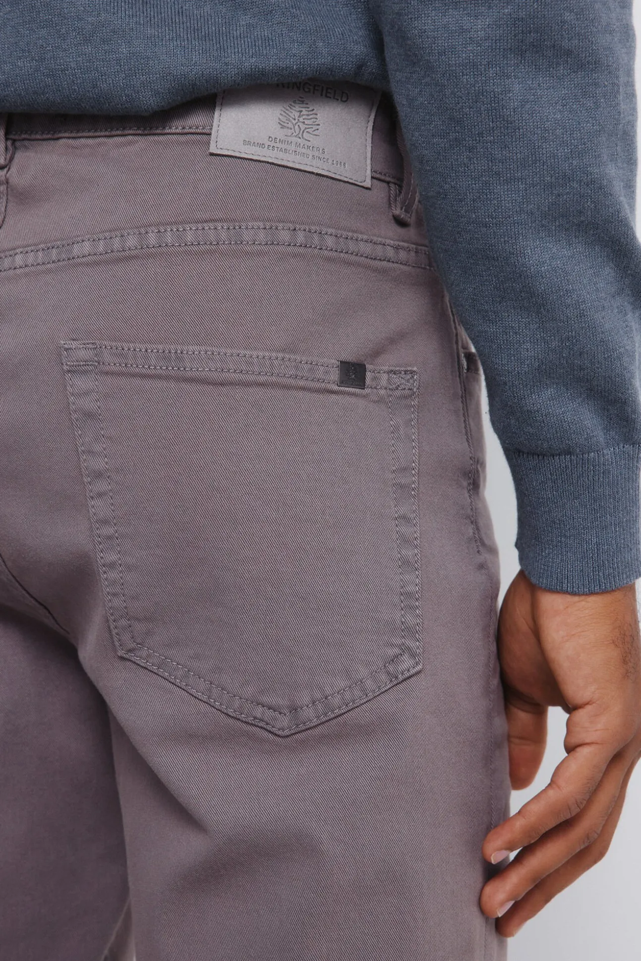 Pantalón 5 bolsillos color slim fit