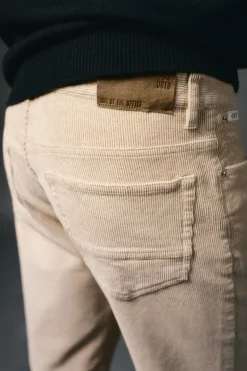 Pantalón 5 bolsillos slim fit pana