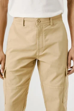 Pantalón cargo regular tejido ligero.