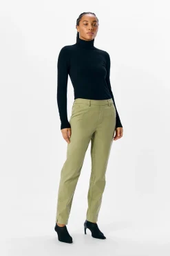 Pantalón chino sarga