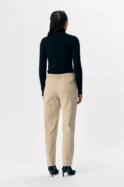 Pantalón chino sarga
