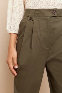 Pantalón de sarga con pinzas trabillas para el cinturón bolsillos funcionales laterales pernera ancha cierre mediante cremallera oculta y botón