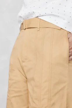 Pantalón recto con detalle de costuras