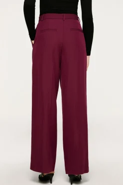 Pantalón traje pinzas.